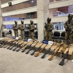 Operativo conjunto de Aduanas y Ejército En la frontera detectan dos camiones ocultando rifles entre fardos de ropa