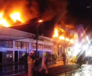 «Emergencia en Zona Franca de Iquique: Incendio Afecta Seis Galpones en el Recinto Amurallado»