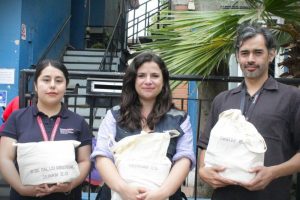 Ministra de la Mujer y la Equidad de Género entrega kits de higiene para mujeres afectadas por los incendios