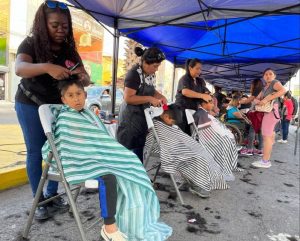 Vecinas y vecinos elogian servicio gratuito de corte de cabello en operativo municipal