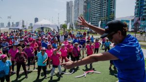 Adultos mayores del centro integral “Ariel Standen” celebraron Día Nacional del Deporte en borde costero de Iquique
